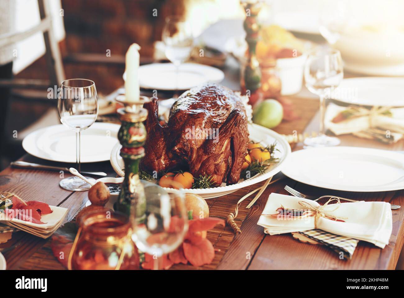 Ringraziamento, tacchino e cibo con un pasto arrosto su un tavolo da cena per un evento di celebrazione o tradizione. Natale, pollo e pranzo con un sano Foto Stock