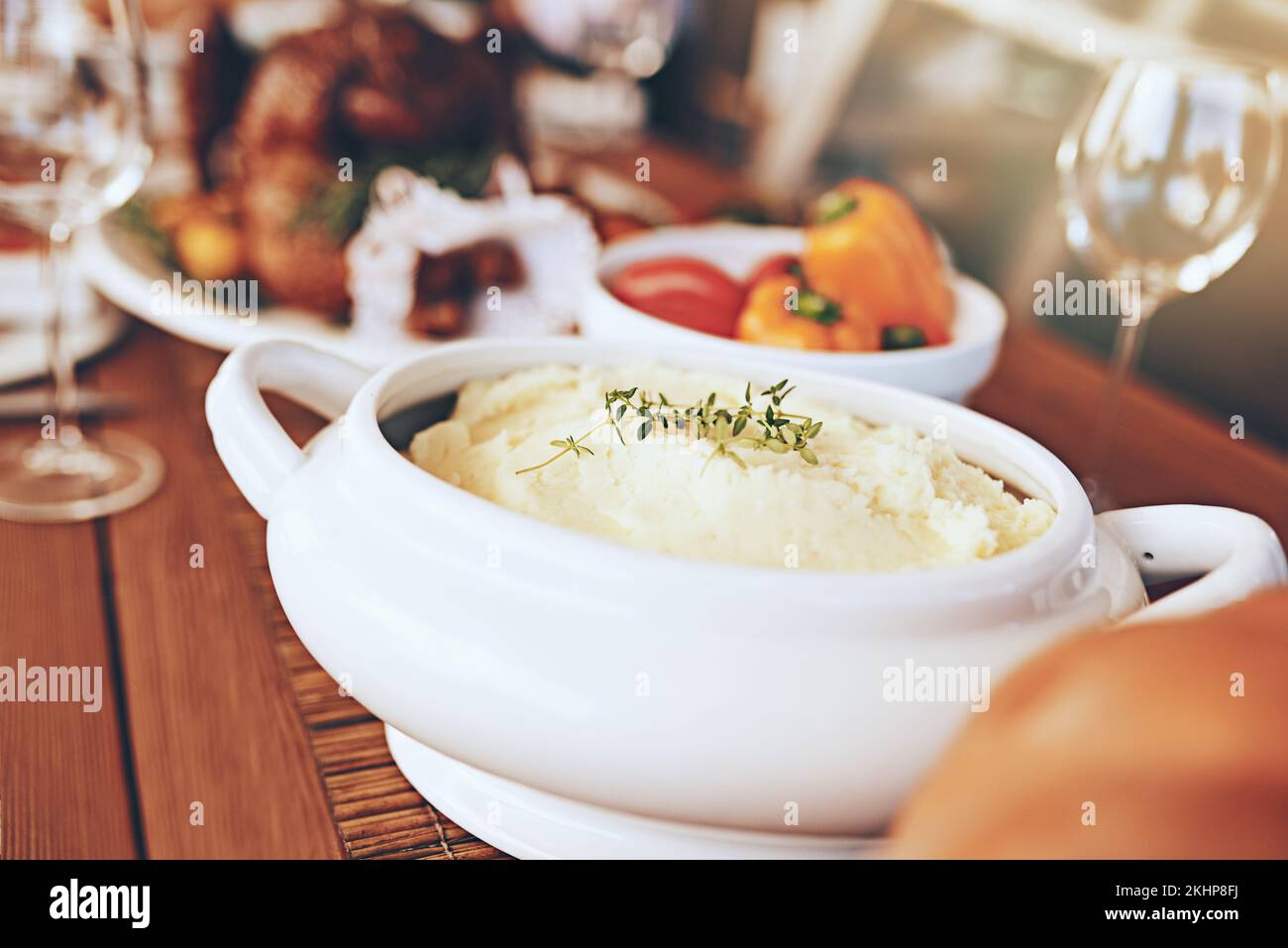 Cibo, tavolo e cena con festa per festeggiare le vacanze o l'anniversario con purè di patate closeup e nutrizione. Pasto sano, festa per Natale o. Foto Stock