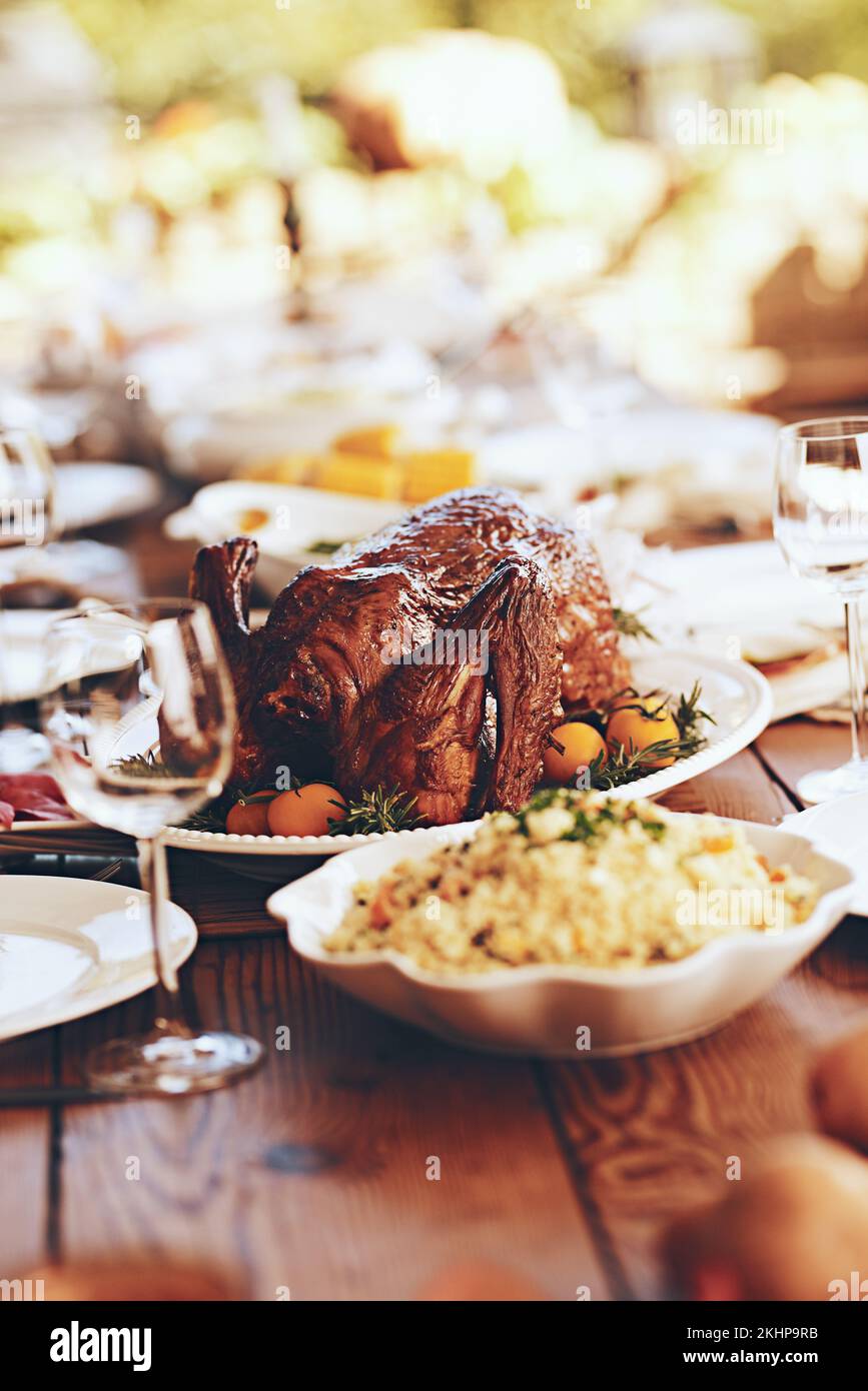 Ringraziamento, tavola e cibo con tacchino, pollo o pollame per il pasto festivo di festa da sfondo sfocato. Ottimi ristoranti, feste o cortile Foto Stock