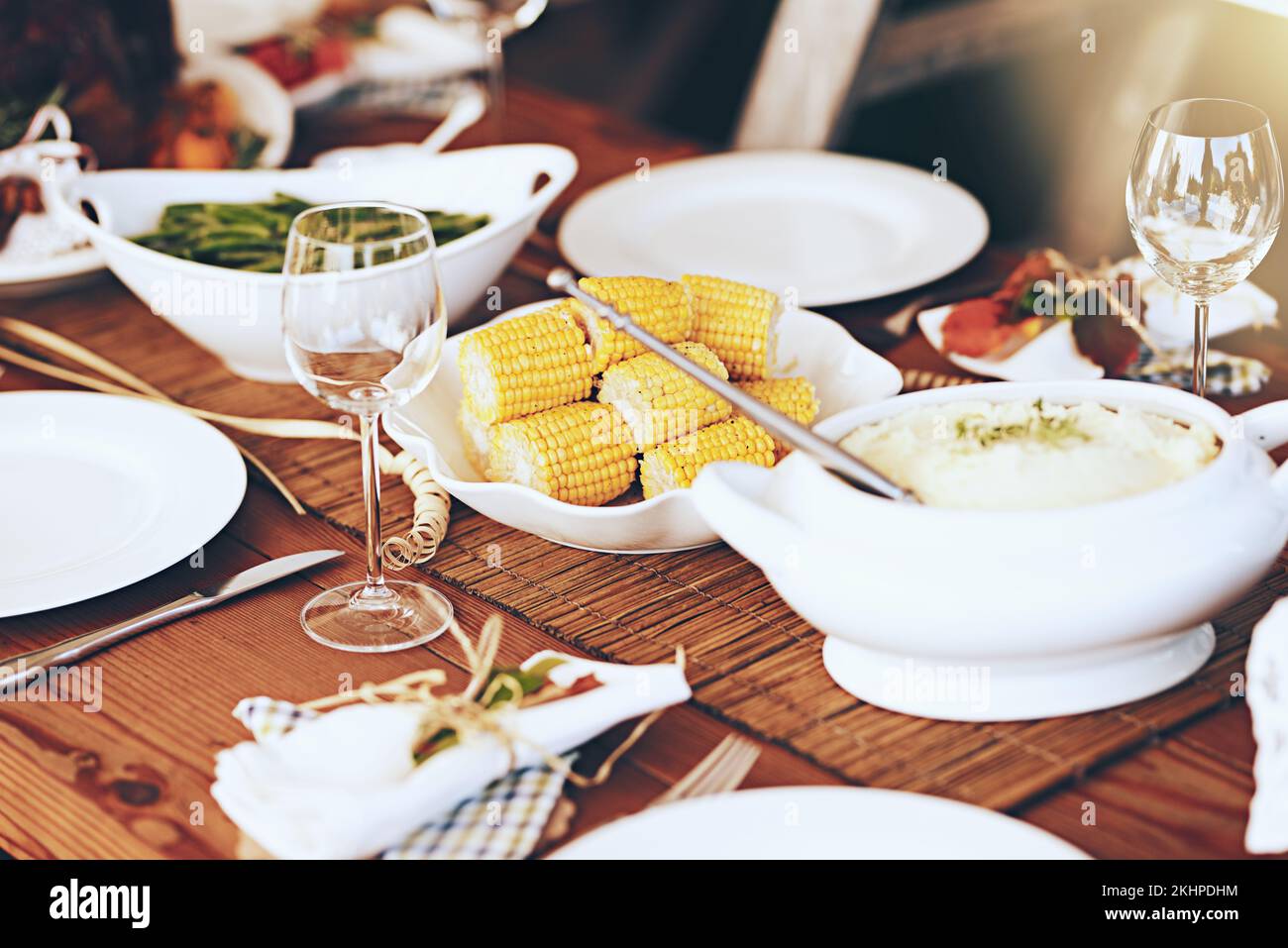 Tavolo, cibo e verdure per cena e festa per celebrare Natale, il Ringraziamento o l'anniversario. Festa, festa e festa con tavolo Foto Stock