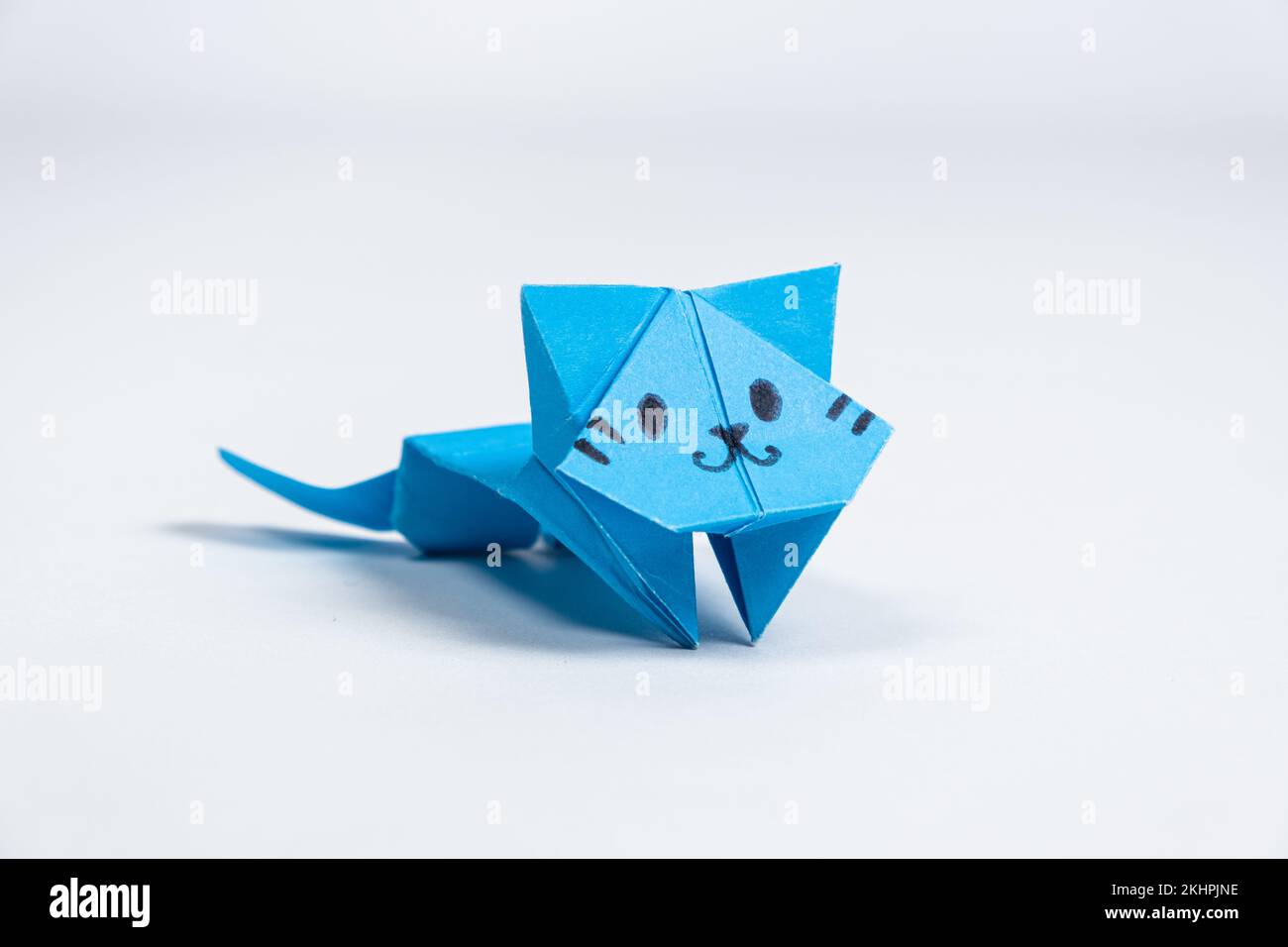 Gatto di carta origami blu, artigianato per bambini e adulti, figurine di animali fai da te, sfondo bianco Foto Stock