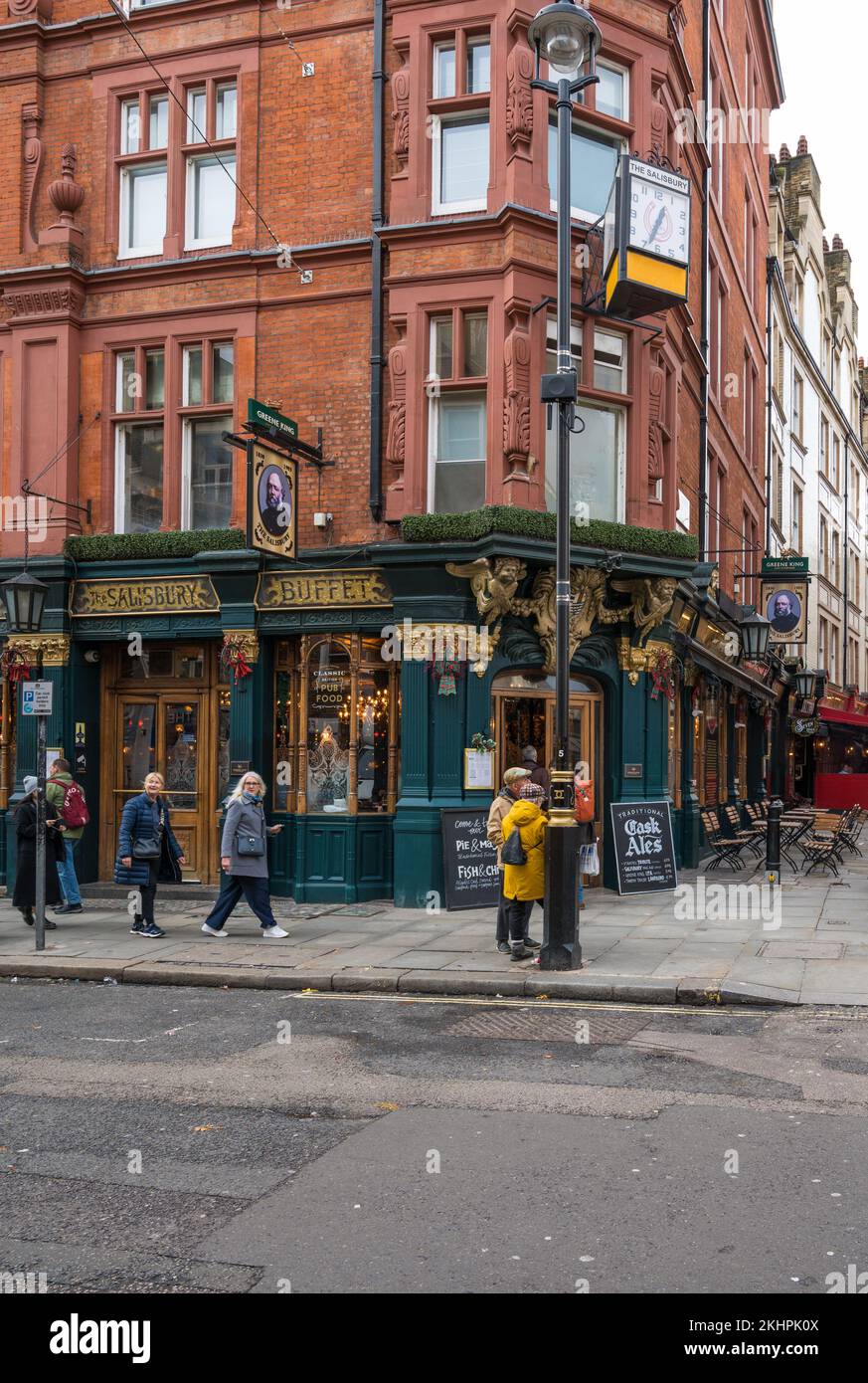 La gente passa davanti al Salisbury, un pub vittoriano classificato di grado II su St Martin's Lane, Covent Garden, Londra, Inghilterra, Regno Unito Foto Stock
