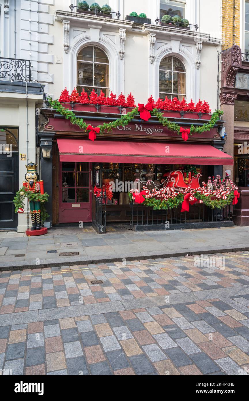 Natale festivo tavolo decorare il negozio di fronte al ristorante francese Clos maggiore. King Street, Covent Garden, Londra, Inghilterra, Regno Unito Foto Stock