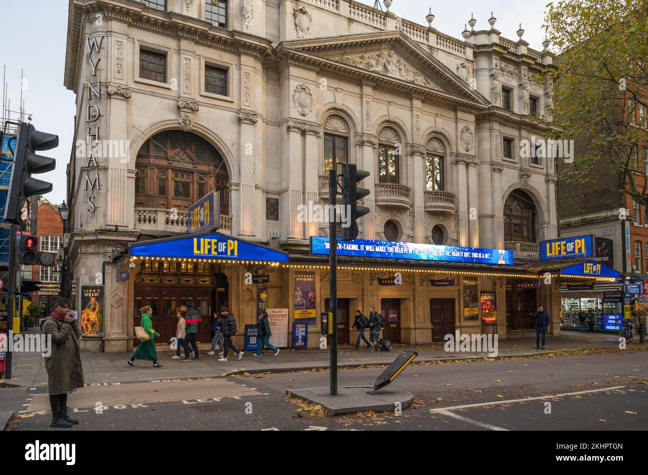 Facciata principale del Wyndham's Theatre su Charing Cross Road, Londra, Inghilterra, Regno Unito Foto Stock