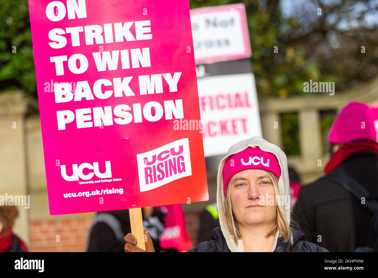 Birmingham, Regno Unito. 24th Nov 2022. Il personale dell'Università di Birmingham si unisce ad altri 70.000 membri dell'Università e dell'Unione del Collegio (UCU) in una panoramica nazionale su retribuzione, condizioni e pensioni. "La nostra carne bovina è all'università e non necessariamente al governo. L'Università di Birmingham ha molti soldi, ma non è disposta a colmare il divario retributivo tra il personale più basso e quello più alto". un portavoce ha commentato. L'azione di sciopero potrebbe avere un impatto su 2,5m studenti a livello nazionale. Credit: Peter Lopeman/Alamy Live News Foto Stock