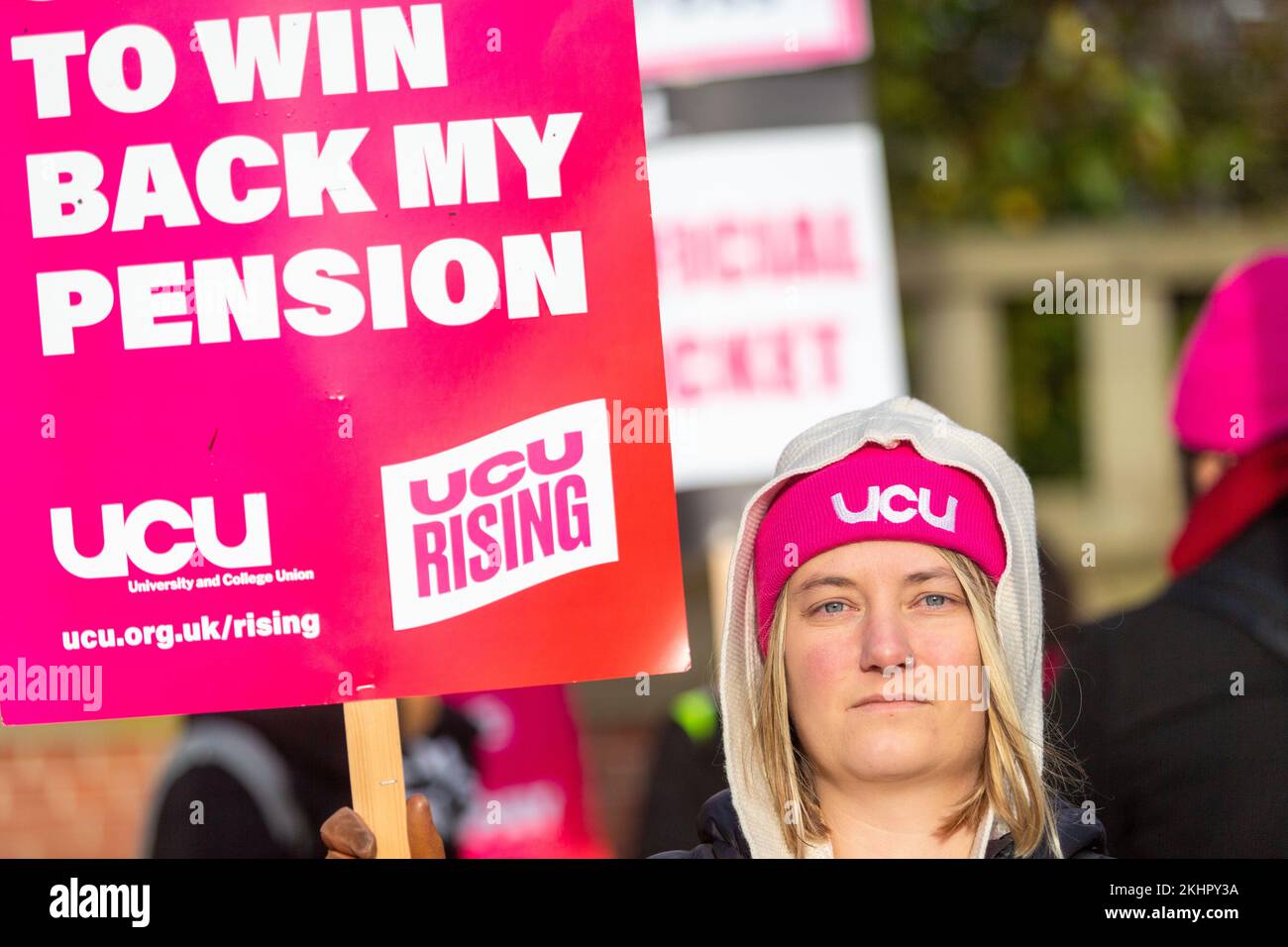 Birmingham, Regno Unito. 24th Nov 2022. Il personale dell'Università di Birmingham si unisce ad altri 70.000 membri dell'Università e dell'Unione del Collegio (UCU) in una panoramica nazionale su retribuzione, condizioni e pensioni. "La nostra carne bovina è all'università e non necessariamente al governo. L'Università di Birmingham ha molti soldi, ma non è disposta a colmare il divario retributivo tra il personale più basso e quello più alto". un portavoce ha commentato. L'azione di sciopero potrebbe avere un impatto su 2,5m studenti a livello nazionale. Credit: Peter Lopeman/Alamy Live News Foto Stock