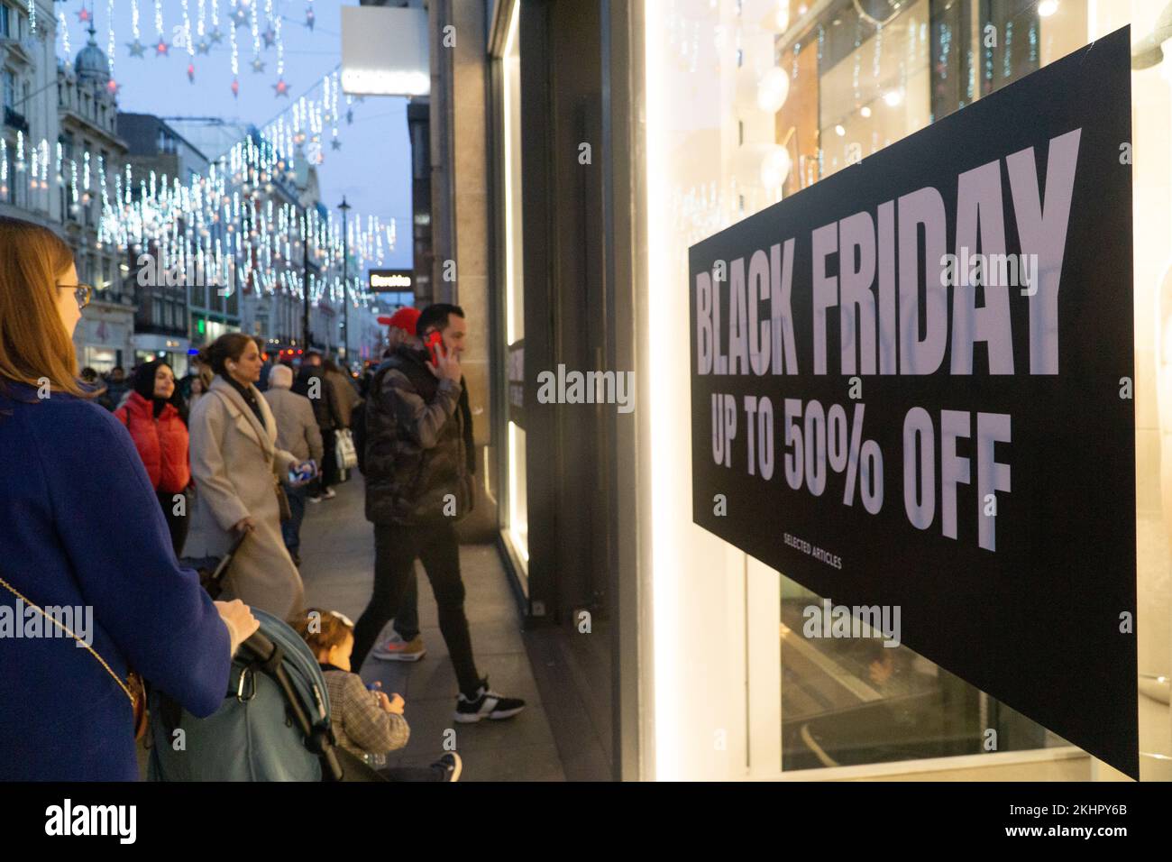 Londra, Regno Unito, 23 novembre 2022: Il West End è pieno di acquirenti in vista del Black Friday e molti negozi hanno iniziato le loro vendite in anticipo. Gli analisti retail prevedono che molte persone utilizzeranno le offerte del Black Friday per distribuire il costo del Natale. Anna Watson/Alamy Live News Foto Stock