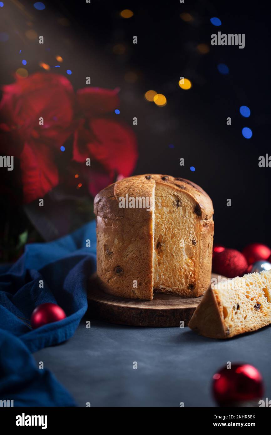 Un panettone dolce pane , tradizionale cibo italiano per Natale su sfondo scuro Foto Stock