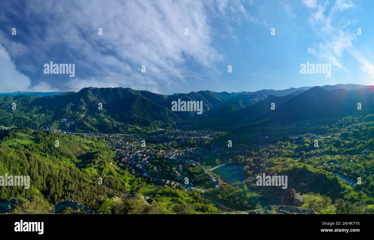 Città bulgara Smolyan con lago, vegetazione e nuvole. Monti Rhodope. Panorama, vista dall'alto Foto Stock