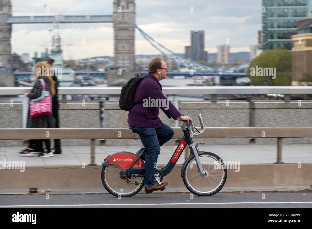 Un uomo che pedala durante l'ora di punta, attraverso il London Bridge, su una bicicletta a noleggio Transport for London Santander Cycles, comunemente nota come "Boris Bike". Lo Foto Stock