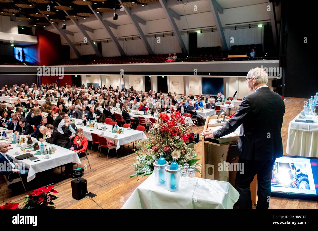 Oldenburg, Germania. 24th Nov 2022. Gerhard Schwetje, Presidente della Camera, si rivolge ai membri dell'Assemblea della Camera dell'Agricoltura della bassa Sassonia nella Sala dei Congressi del Weser-EMS-Hallen. La riunione annuale della camera si concentra sulla situazione attuale delle aziende agricole della bassa Sassonia, nonché su importanti sviluppi e cambiamenti nel settore agricolo. Credit: Hauke-Christian Dittrich/dpa/Alamy Live News Foto Stock