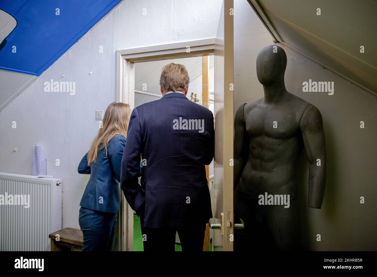 UTRECHT - Re Willem-Alexander e Ministro Hugo de Jonge di Housing and Spatial Planning Visita una casa modello senza gas naturale con una fornitura di calore completamente elettrica nel quartiere di Utrecht di Overvecht. La visita di lavoro è stata organizzata intorno all'approccio di vicinato senza gas. ANP ROBIN VAN LONKHUIJSEN olanda fuori - belgio fuori Foto Stock