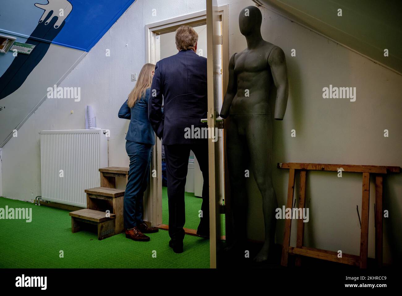 UTRECHT - Re Willem-Alexander e Ministro Hugo de Jonge di Housing and Spatial Planning Visita una casa modello senza gas naturale con una fornitura di calore completamente elettrica nel quartiere di Utrecht di Overvecht. La visita di lavoro è stata organizzata intorno all'approccio di vicinato senza gas. ANP ROBIN VAN LONKHUIJSEN olanda fuori - belgio fuori Foto Stock