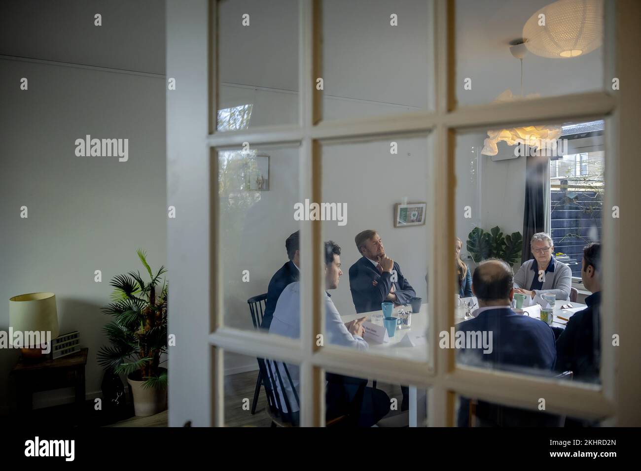 UTRECHT - Re Willem-Alexander e Ministro Hugo de Jonge di Housing and Spatial Planning Visita una casa modello senza gas naturale con una fornitura di calore completamente elettrica nel quartiere di Utrecht di Overvecht. La visita di lavoro è stata organizzata intorno all'approccio di vicinato senza gas. ANP ROBIN VAN LONKHUIJSEN olanda fuori - belgio fuori Foto Stock