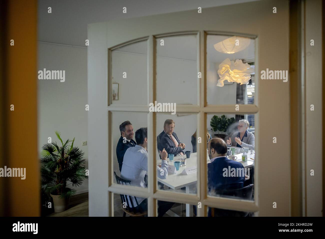 UTRECHT - Re Willem-Alexander e Ministro Hugo de Jonge di Housing and Spatial Planning Visita una casa modello senza gas naturale con una fornitura di calore completamente elettrica nel quartiere di Utrecht di Overvecht. La visita di lavoro è stata organizzata intorno all'approccio di vicinato senza gas. ANP ROBIN VAN LONKHUIJSEN olanda fuori - belgio fuori Foto Stock