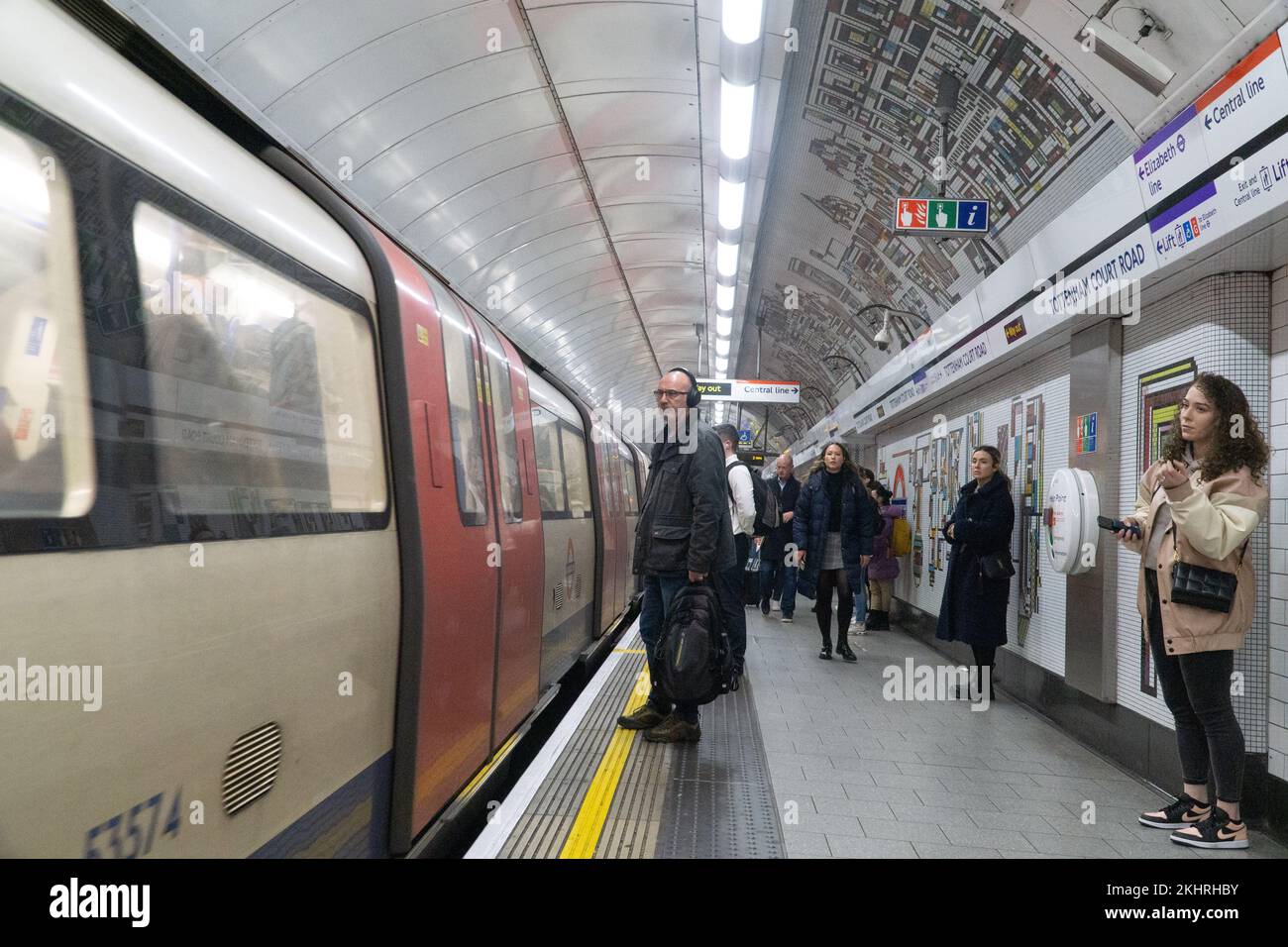 Londra, Regno Unito, 23 novembre 2022: Quando inizia l'ora di punta serale, gli impiegati e gli acquirenti viaggiano sulla Northern Line della metropolitana di Londra da Tottenham Court Road. Solo una piccola minoranza di persone indossa maschere facciali per prevenire la diffusione di raffreddori, influenza e coronavirus. Anna Watson/Alamy Live News Foto Stock