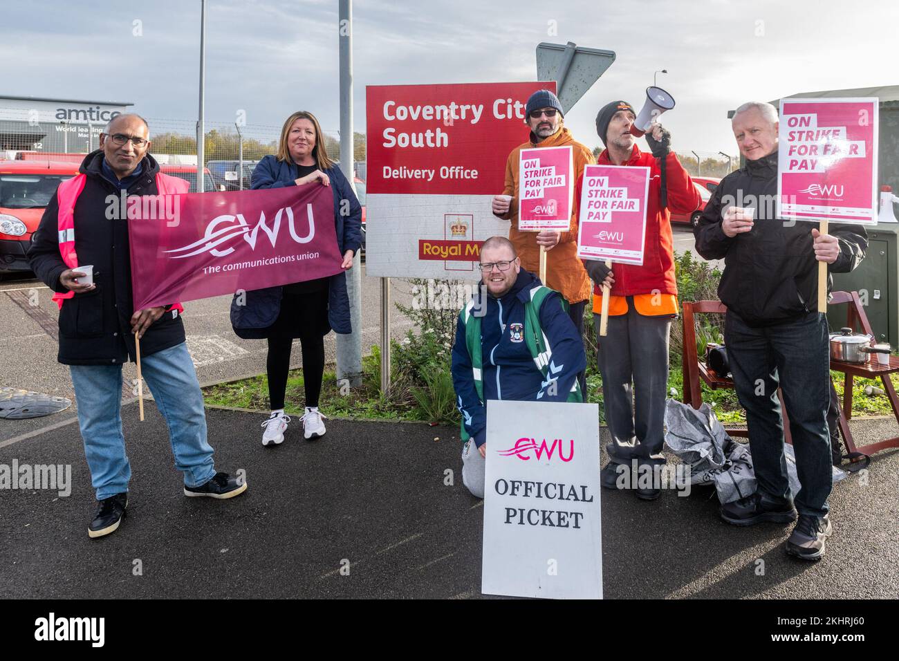 Coventry, West Midlands, Regno Unito. 24th Nov 2022. Migliaia di operatori postali di Royal Mail in tutto il Regno Unito hanno subito uno sciopero di 48 ore. I 115.000 dipendenti postali dell'Unione dei lavoratori della comunicazione (CWU) stanno intraprendendo un'azione industriale contro la retribuzione e l'accordo "percorso verso il cambiamento", che l'Unione sostiene che Royal Mail abbia rinegoziato sui principi chiave dell'accordo. Circa 20 operai erano sulla linea del picket al deposito sud di Coventry City. Credit: AG News/Alamy Live News Foto Stock