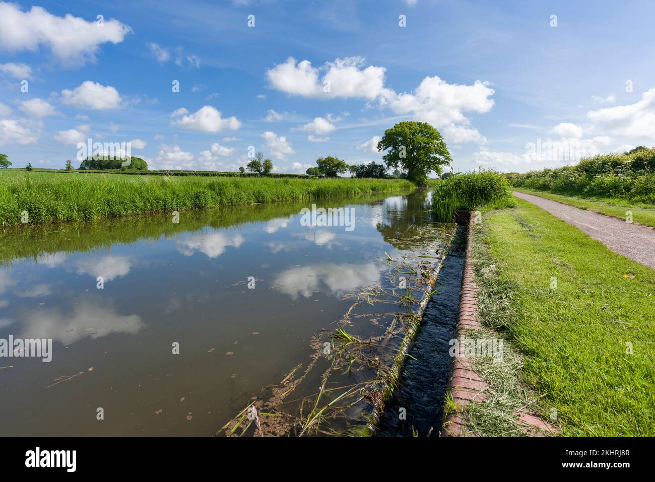 Un traboccamento sul canale Bridgwater e Taunton a Creech St Michael, Somerset, Inghilterra. Foto Stock