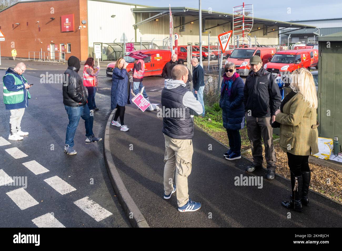 Coventry, West Midlands, Regno Unito. 24th Nov 2022. Migliaia di operatori postali di Royal Mail in tutto il Regno Unito hanno subito uno sciopero di 48 ore. I 115.000 dipendenti postali dell'Unione dei lavoratori della comunicazione (CWU) stanno intraprendendo un'azione industriale contro la retribuzione e l'accordo "percorso verso il cambiamento", che l'Unione sostiene che Royal Mail abbia rinegoziato sui principi chiave dell'accordo. Circa 20 operai erano sulla linea del picket al deposito sud di Coventry City. Credit: AG News/Alamy Live News Foto Stock