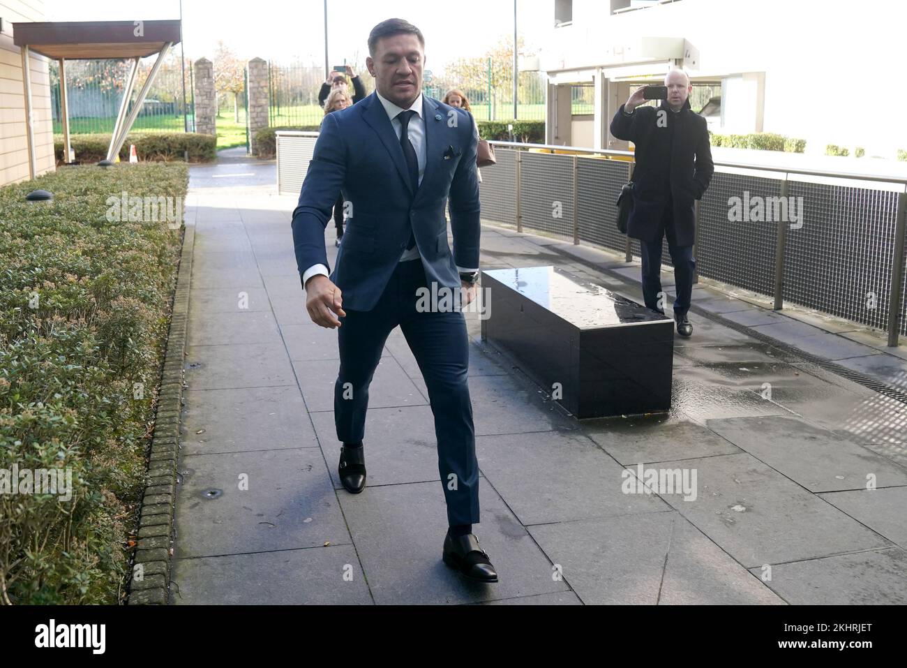 L'ex campione dell'UFC Conor McGregor arriva al tribunale distrettuale di Blanchardstown a Dublino, dove è accusato di reati alla guida. Data immagine: Giovedì 24 novembre 2022. Foto Stock