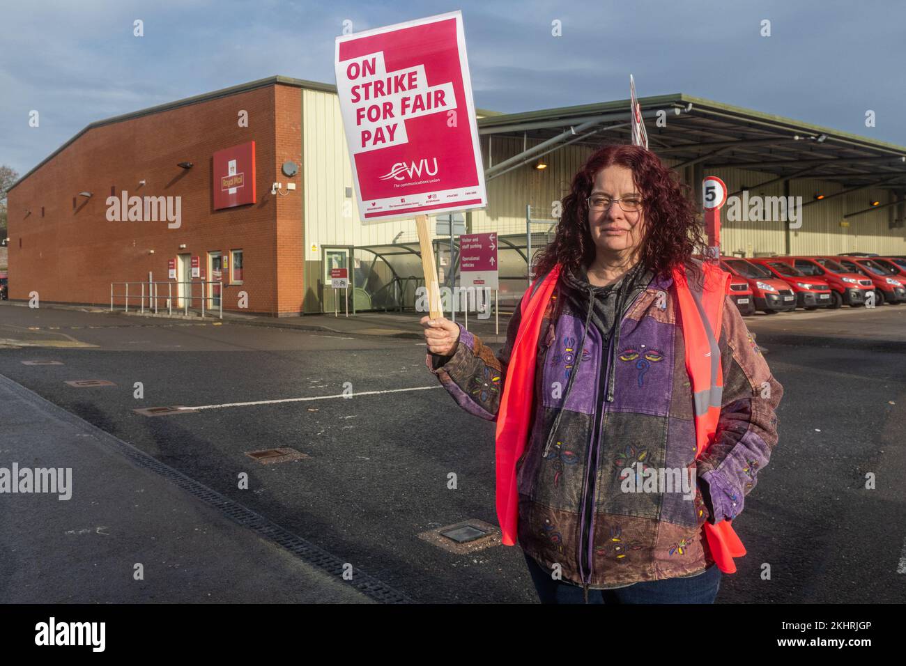 Coventry, West Midlands, Regno Unito. 24th Nov 2022. Migliaia di operatori postali di Royal Mail in tutto il Regno Unito hanno subito uno sciopero di 48 ore. I 115.000 dipendenti postali dell'Unione dei lavoratori della comunicazione (CWU) stanno intraprendendo un'azione industriale contro la retribuzione e l'accordo "percorso verso il cambiamento", che l'Unione sostiene che Royal Mail abbia rinegoziato sui principi chiave dell'accordo. Sulla linea di picket al Coventry City South Depot c'era Karen Brooks. Credit: AG News/Alamy Live News Foto Stock
