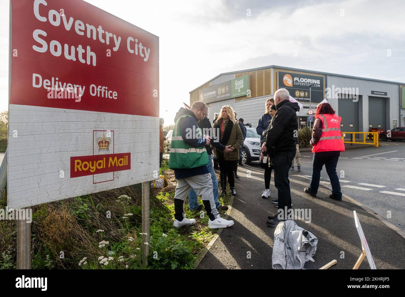Coventry, West Midlands, Regno Unito. 24th Nov 2022. Migliaia di operatori postali di Royal Mail in tutto il Regno Unito hanno subito uno sciopero di 48 ore. I 115.000 dipendenti postali dell'Unione dei lavoratori della comunicazione (CWU) stanno intraprendendo un'azione industriale contro la retribuzione e l'accordo "percorso verso il cambiamento", che l'Unione sostiene che Royal Mail abbia rinegoziato sui principi chiave dell'accordo. Circa 20 operai erano sulla linea del picket al deposito sud di Coventry City. Credit: AG News/Alamy Live News Foto Stock