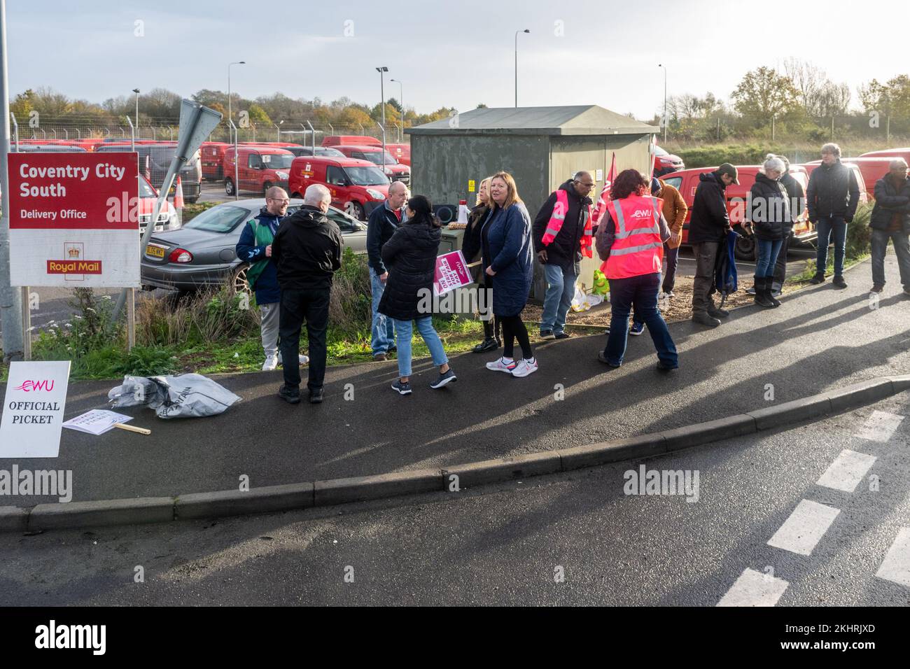 Coventry, West Midlands, Regno Unito. 24th Nov 2022. Migliaia di operatori postali di Royal Mail in tutto il Regno Unito hanno subito uno sciopero di 48 ore. I 115.000 dipendenti postali dell'Unione dei lavoratori della comunicazione (CWU) stanno intraprendendo un'azione industriale contro la retribuzione e l'accordo "percorso verso il cambiamento", che l'Unione sostiene che Royal Mail abbia rinegoziato sui principi chiave dell'accordo. Circa 20 operai erano sulla linea del picket al deposito sud di Coventry City. Credit: AG News/Alamy Live News Foto Stock