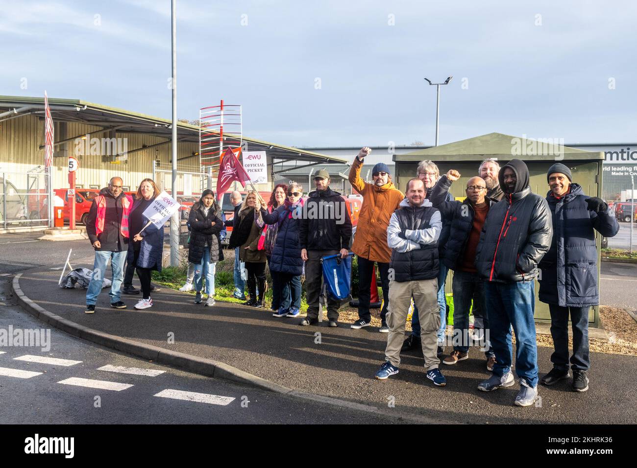 Coventry, West Midlands, Regno Unito. 24th Nov 2022. Migliaia di operatori postali di Royal Mail in tutto il Regno Unito hanno subito uno sciopero di 48 ore. I 115.000 dipendenti postali dell'Unione dei lavoratori della comunicazione (CWU) stanno intraprendendo un'azione industriale contro la retribuzione e l'accordo "percorso verso il cambiamento", che l'Unione sostiene che Royal Mail abbia rinegoziato sui principi chiave dell'accordo. Circa 20 operai erano sulla linea del picket al deposito sud di Coventry City. Credit: AG News/Alamy Live News Foto Stock