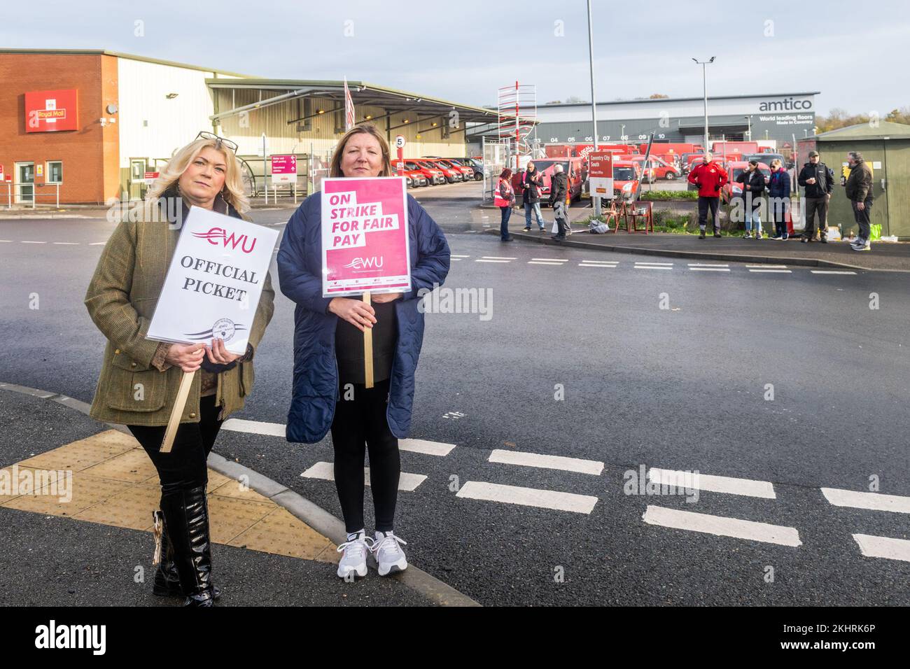 Coventry, West Midlands, Regno Unito. 24th Nov 2022. Migliaia di operatori postali di Royal Mail in tutto il Regno Unito hanno subito uno sciopero di 48 ore. I 115.000 dipendenti postali dell'Unione dei lavoratori della comunicazione (CWU) stanno intraprendendo un'azione industriale contro la retribuzione e l'accordo "percorso verso il cambiamento", che l'Unione sostiene che Royal Mail abbia rinegoziato sui principi chiave dell'accordo. Sulla linea di picket al Coventry City South Depot c'erano Edwina Richards-Wright e Claire Kingham. Credit: AG News/Alamy Live News Foto Stock