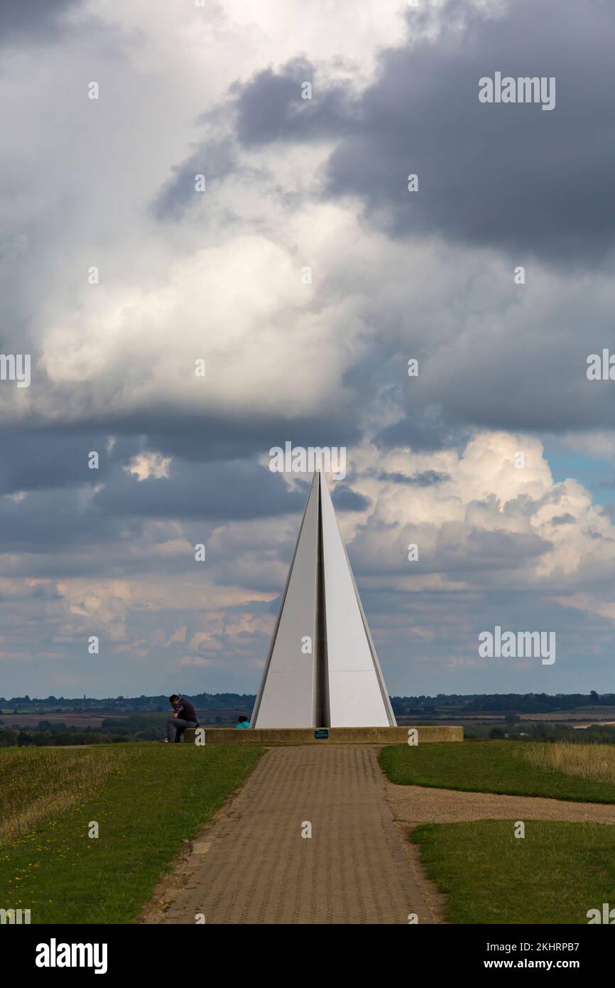 Piramide leggera a Campbell Park a Milton Keynes, Buckinghamshire, Regno Unito nel mese di settembre con cielo nuvoloso e scuro Foto Stock