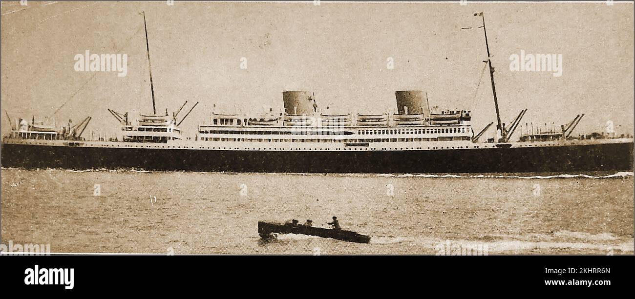 1930's immagine di una barca che prende l'ultimo minuto posta al Royal Mail Steamer Asturias, (RMS Asturias), allora il più grande diesel liner nel mondo. Costruito a Belfast nel 1925. Servì nella seconda guerra mondiale come mercante armato. Inorridito da un siluro nel 1943. Ri-commissionata nel 1948 come nave emigrante poi utilizzata come nave da truppa nel 1954 costruita a Belfast nel 1925. Servì nella seconda guerra mondiale come incrociatore mercantile armato fino a quando non fu paralizzato da un siluro nel 1943. Era fuori servizio fino al 1948, quando tornò al servizio civile come nave emigrante. Divenne una nave da truppa nel 1954 e fu demolita nel 1957. Foto Stock