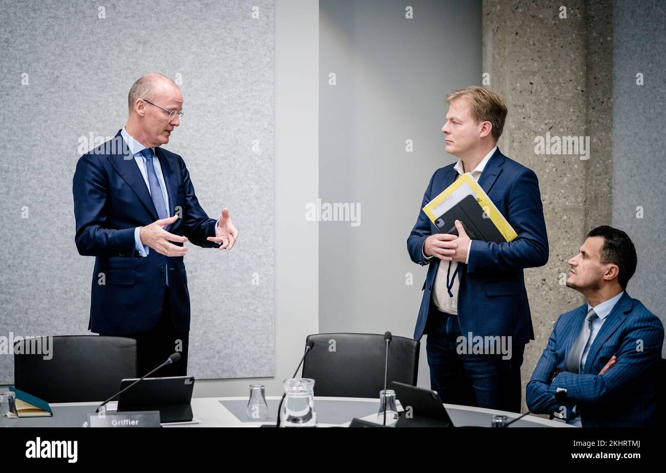 L'AIA - Klaas Knot, presidente della De Nederlandsche Bank (DNB), Pieter Omtzigt (Groep Omtzigt) e Farid Azarkan (DENK) prima di una discussione sull'attuale inflazione, l'attuale politica monetaria, l'aumento dei tassi di interesse in combinazione con gli elevati oneri del debito e le riserve del DNB. ANP BART MAAT netherlands OUT - belgio OUT Foto Stock