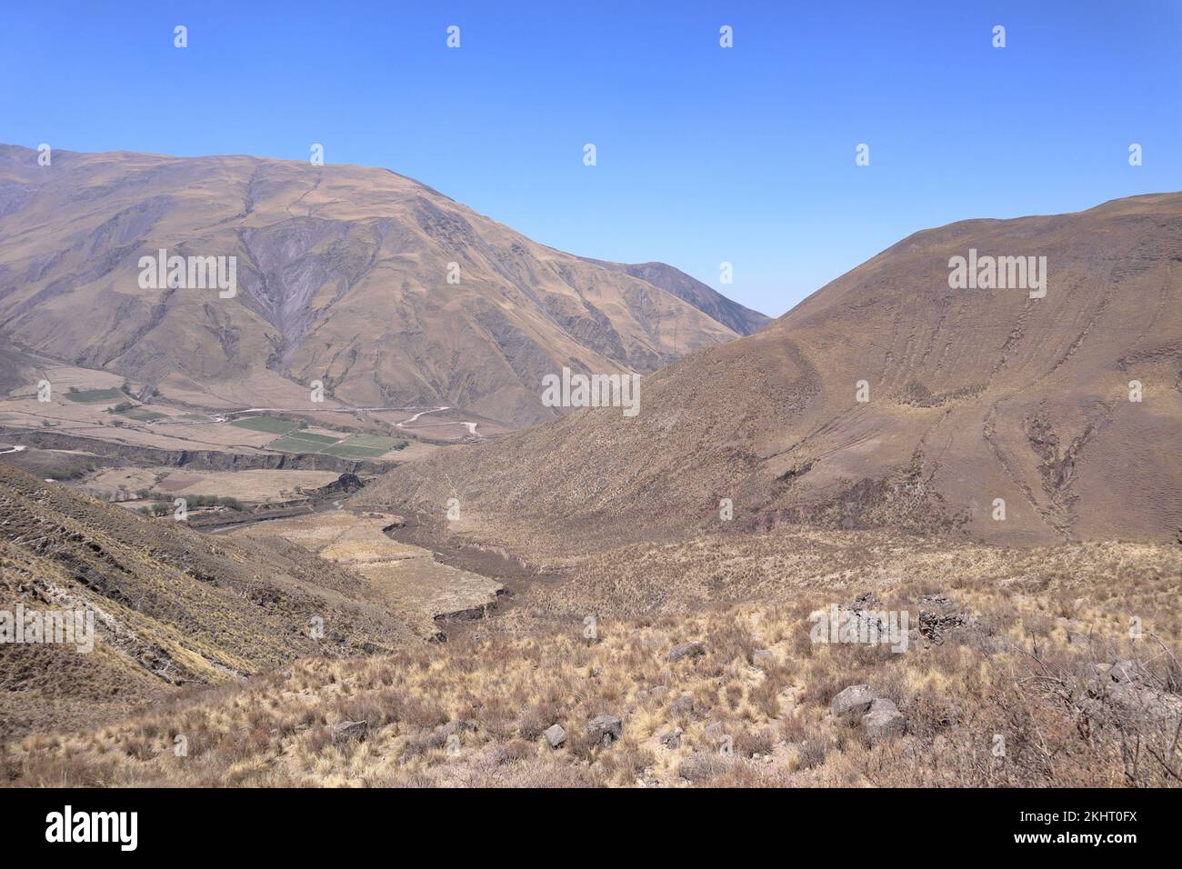 Strada a Quebrada de Humahuaca valle, Argentina, con sfondo cielo blu Foto Stock