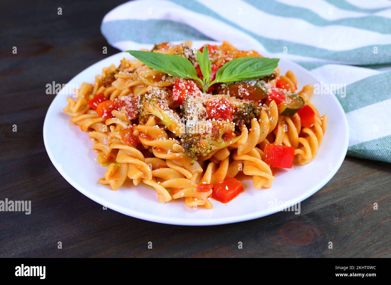 Deliziosa pasta al Fusilli appena cucinata in salsa di pomodoro sul tavolo da cucina Foto Stock