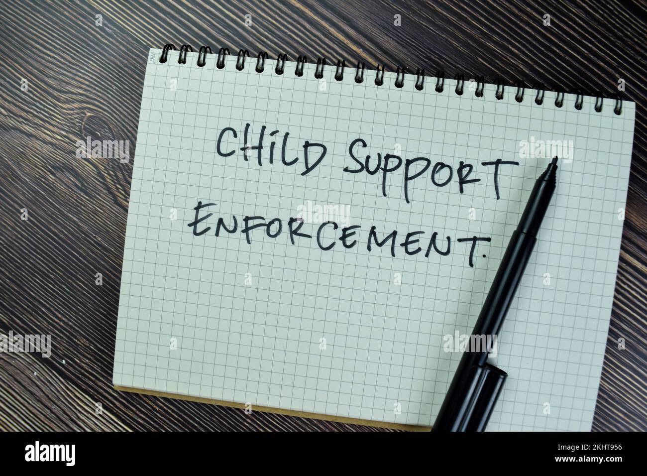 Concetto di Child Support Enforcement scrivere su un libro isolato su tavola di legno. Foto Stock