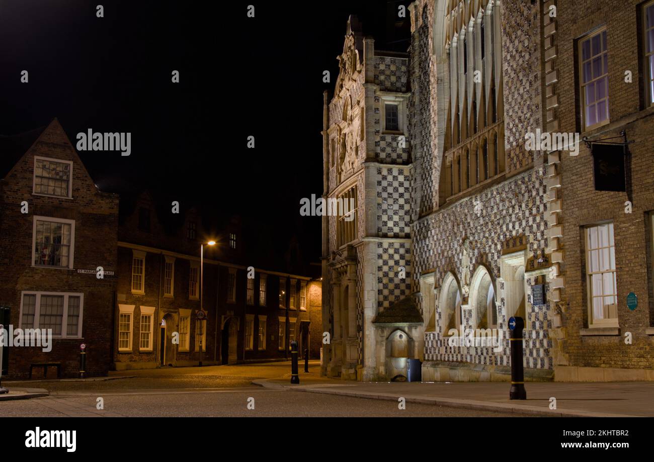 Saint Margarets Place, vista su Nelson Street, Municipio, Guildhall at Night, King's Lynn, Regno Unito Foto Stock