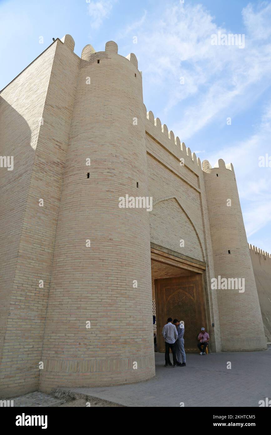 Ricostruzione delle mura cittadine, complesso di AK Saray (Palazzo Bianco), Via Taragay Bahodir, Shakhrisabz, Provincia di Qashqadaryo, Uzbekistan, Asia centrale Foto Stock