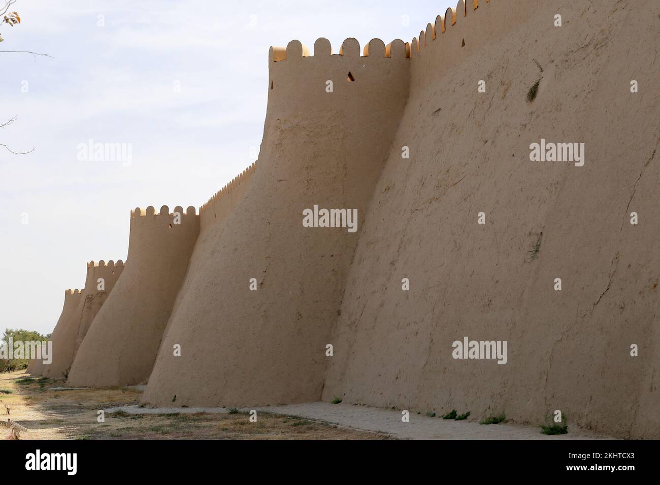 Ricostruzione delle mura cittadine, complesso di AK Saray (Palazzo Bianco), Via Taragay Bahodir, Shakhrisabz, Provincia di Qashqadaryo, Uzbekistan, Asia centrale Foto Stock