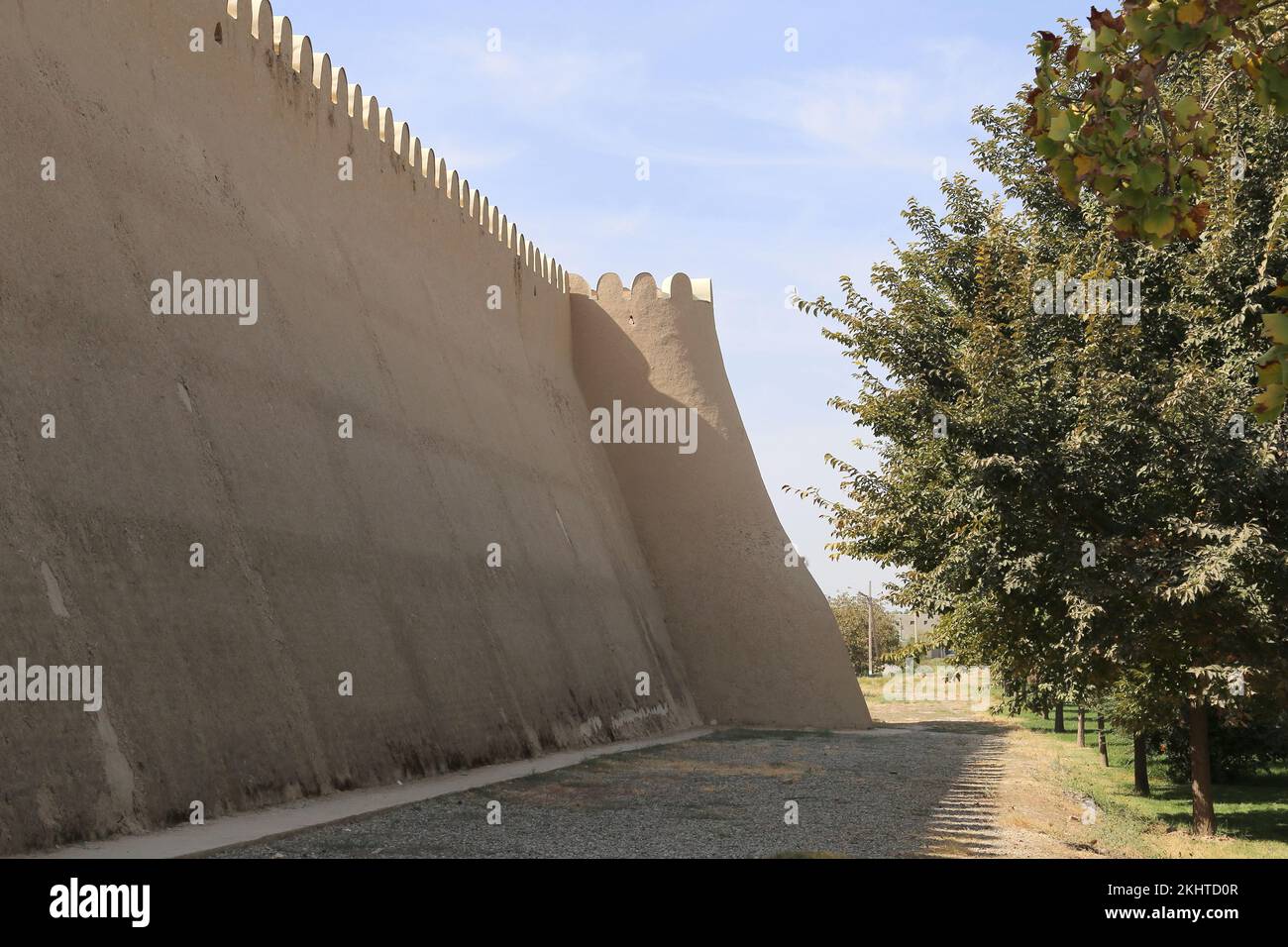 Ricostruzione delle mura cittadine, complesso di AK Saray (Palazzo Bianco), Via Taragay Bahodir, Shakhrisabz, Provincia di Qashqadaryo, Uzbekistan, Asia centrale Foto Stock