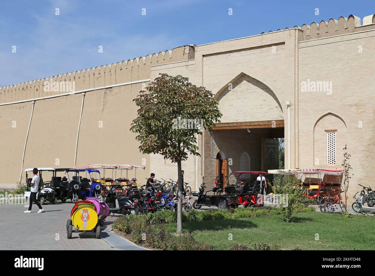 Ricostruzione delle mura cittadine, complesso di AK Saray (Palazzo Bianco), Via Taragay Bahodir, Shakhrisabz, Provincia di Qashqadaryo, Uzbekistan, Asia centrale Foto Stock