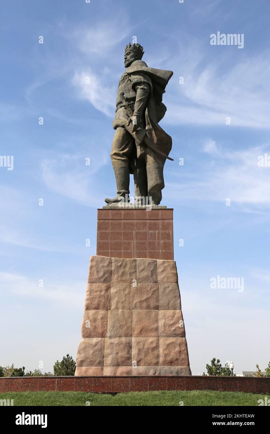 Statua di Amir Temur (1336-1405), complesso di AK Saray (Palazzo Bianco), Via Ipak Yuli, Shakhrisabz, Provincia di Qashqadaryo, Uzbekistan, Asia centrale Foto Stock