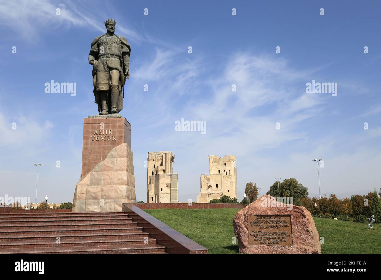 Statua di Amir Temur (1336-1405), complesso di AK Saray (Palazzo Bianco), Via Ipak Yuli, Shakhrisabz, Provincia di Qashqadaryo, Uzbekistan, Asia centrale Foto Stock