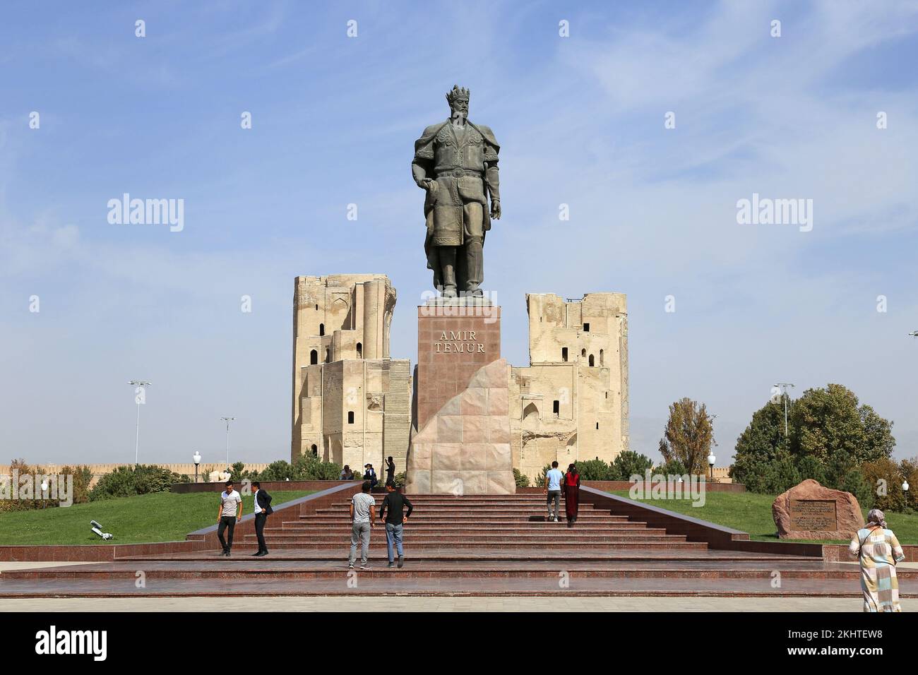 Statua di Amir Temur (1336-1405), complesso di AK Saray (Palazzo Bianco), Via Ipak Yuli, Shakhrisabz, Provincia di Qashqadaryo, Uzbekistan, Asia centrale Foto Stock