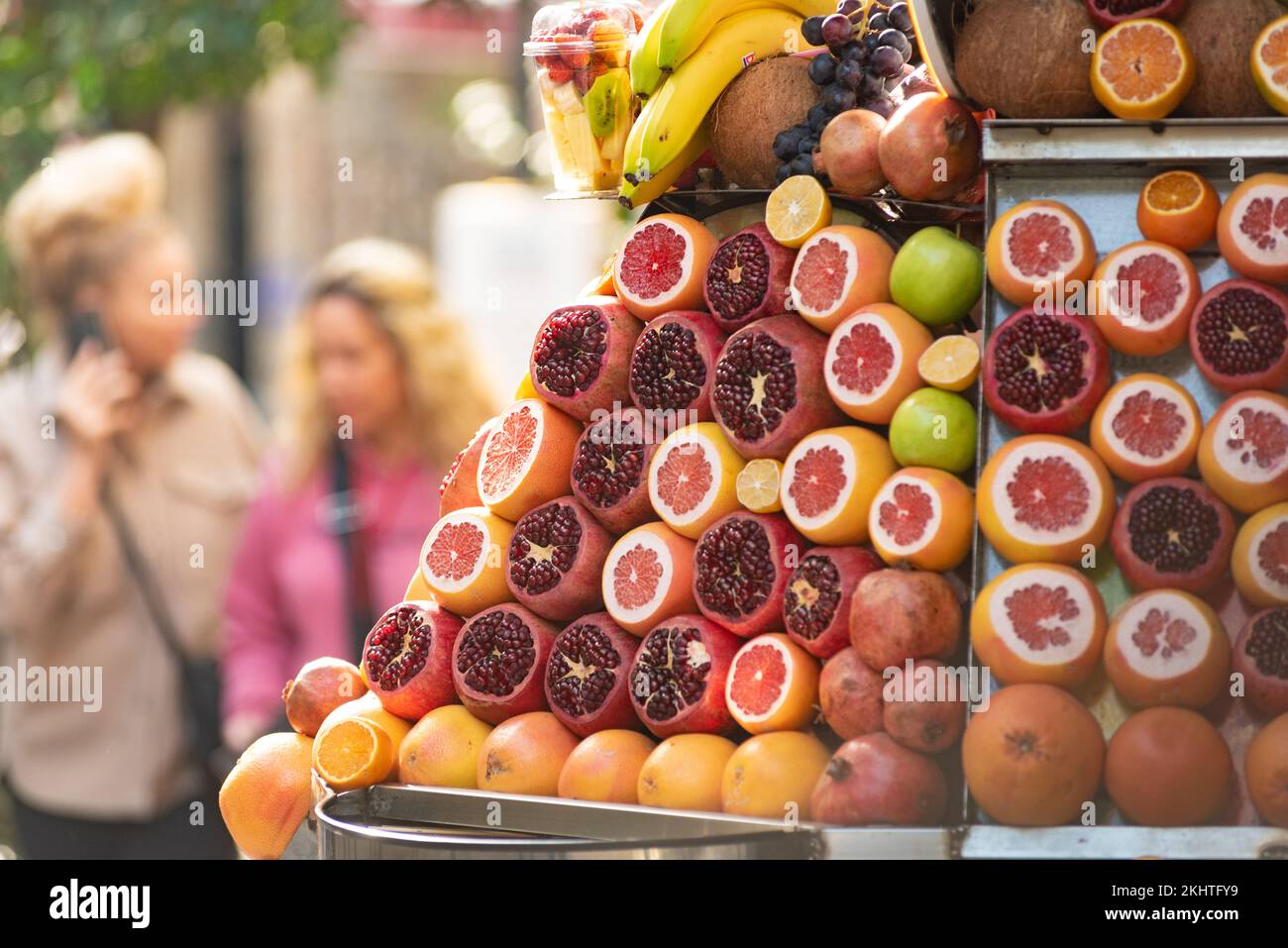 Frutta fresca e sana dai colori vivaci, come melograni e arance in vendita presso un juice stand a Istanbul, Turchia. Foto Stock