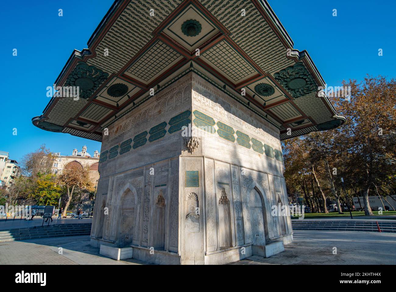 Istanbul, Turchia. 10th novembre 2022. La Fontana pubblica d'acqua Tophane del 18th secolo, recentemente restaurata, costruita dal Sultano Mahmud Ottomano, bellissimo Ottone Foto Stock