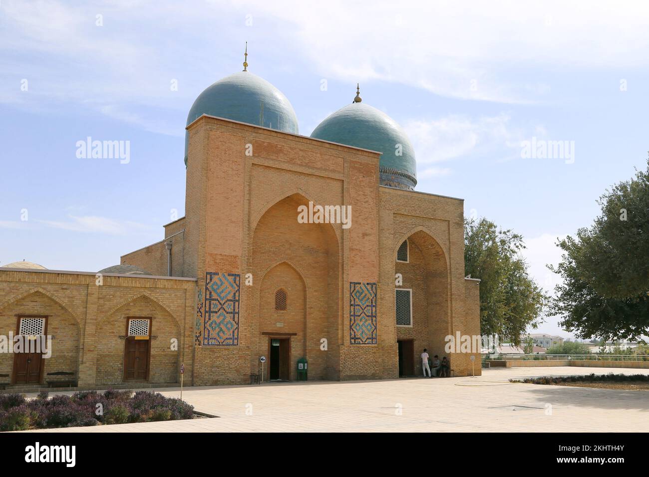 Mausoleo di Shamsiddin Kulol (a sinistra) e Mausoleo di Gumbazi Saidon (a destra), complesso di AK Saray, Shakhrisabz, Provincia di Qashqadaryo, Uzbekistan, Asia centrale Foto Stock