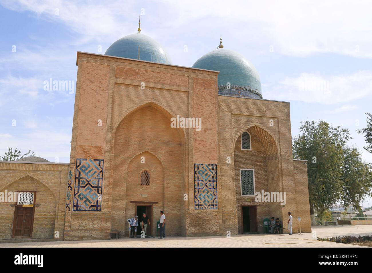Mausoleo di Shamsiddin Kulol (a sinistra) e Mausoleo di Gumbazi Saidon (a destra), complesso di AK Saray, Shakhrisabz, Provincia di Qashqadaryo, Uzbekistan, Asia centrale Foto Stock