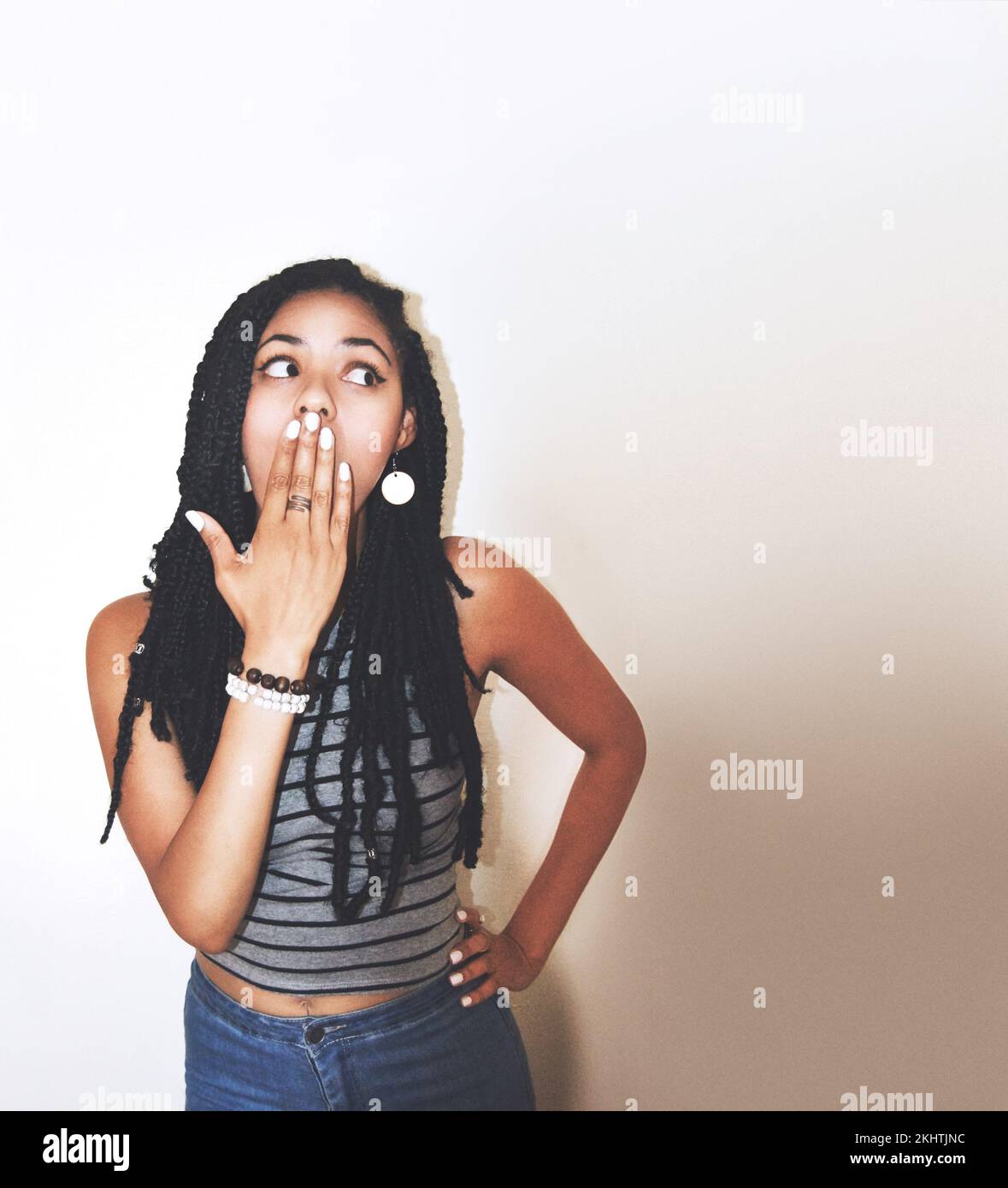 Donna nera, scioccata e sorpresa con la mano sopra la sua bocca in espressione contro uno sfondo gradiente studio. Faccia modello afro-americana femminile Foto Stock