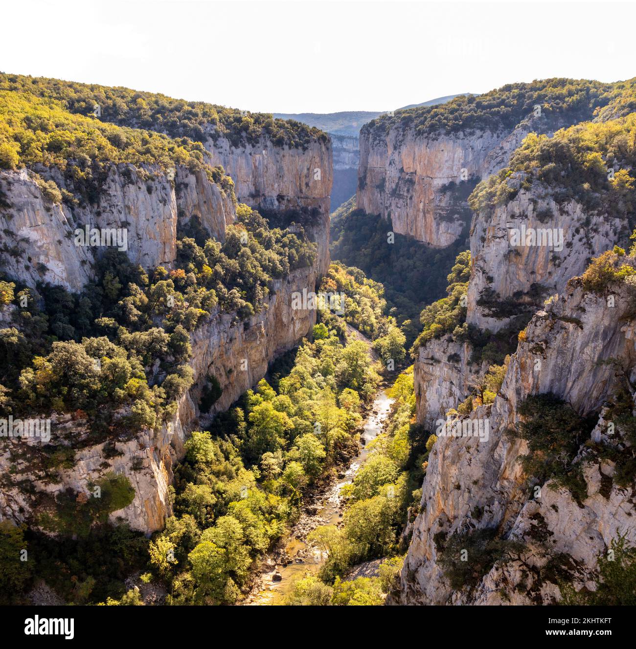 Foz o cañón de Arbayún en otoño, formado por el Río Salazar. Garganta de piedra caliza. Lugar Mágico en Navarra, España Foto Stock