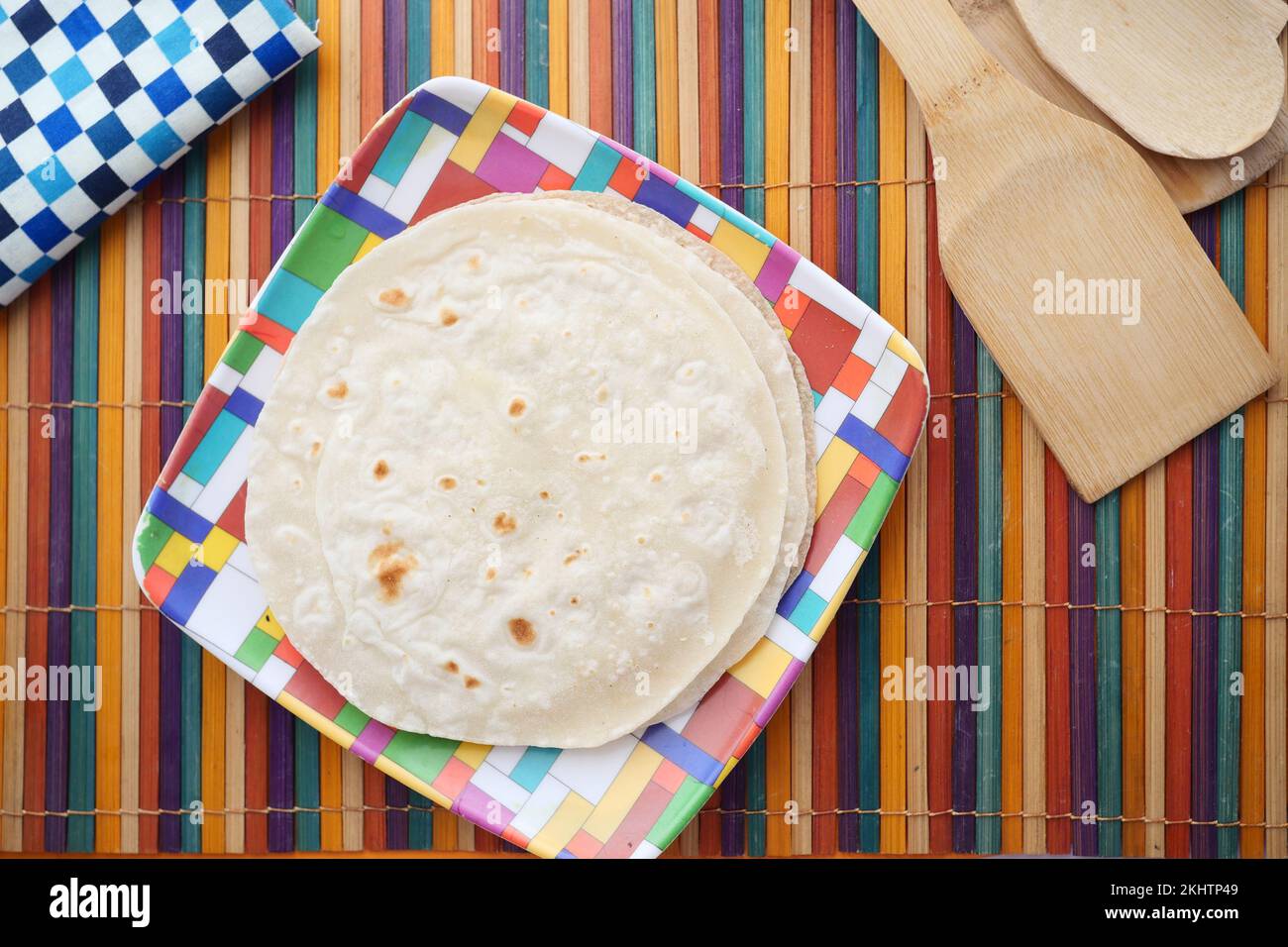 roti chapati fatti in casa a tavola . Foto Stock